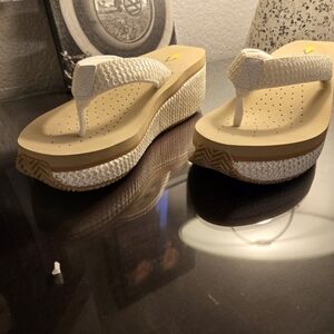 Volatile "Island" platform flip-flops size 10 White Raffia S300